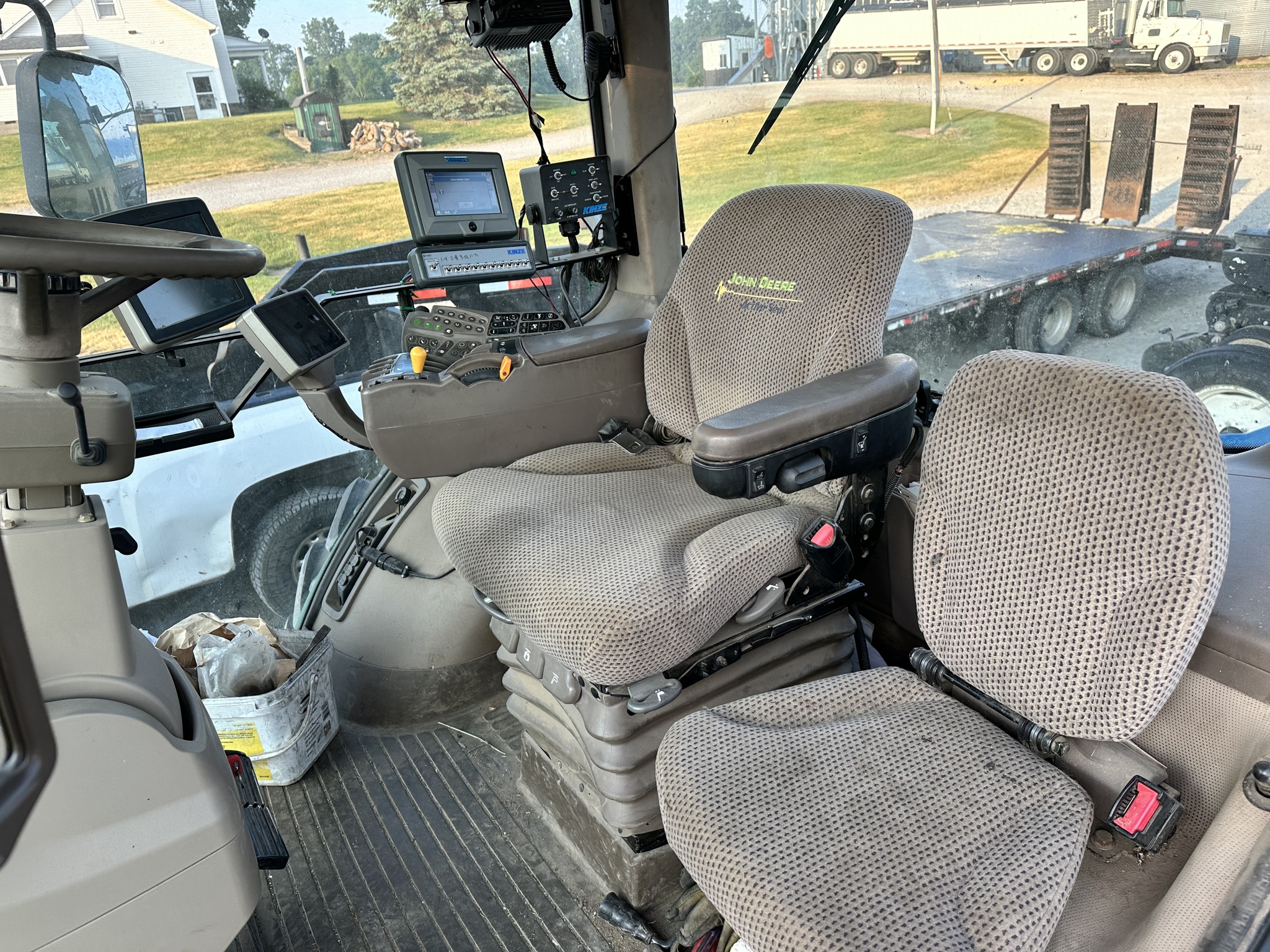 2012 John Deere 8235R Image 4