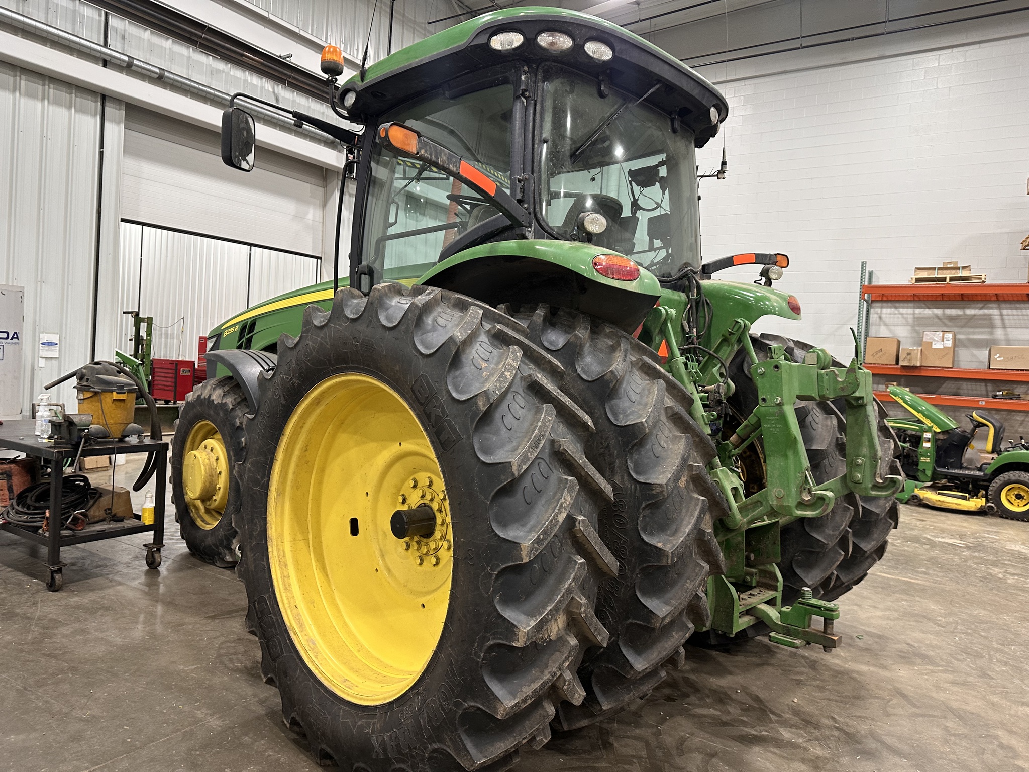 2012 John Deere 8235R Image 3