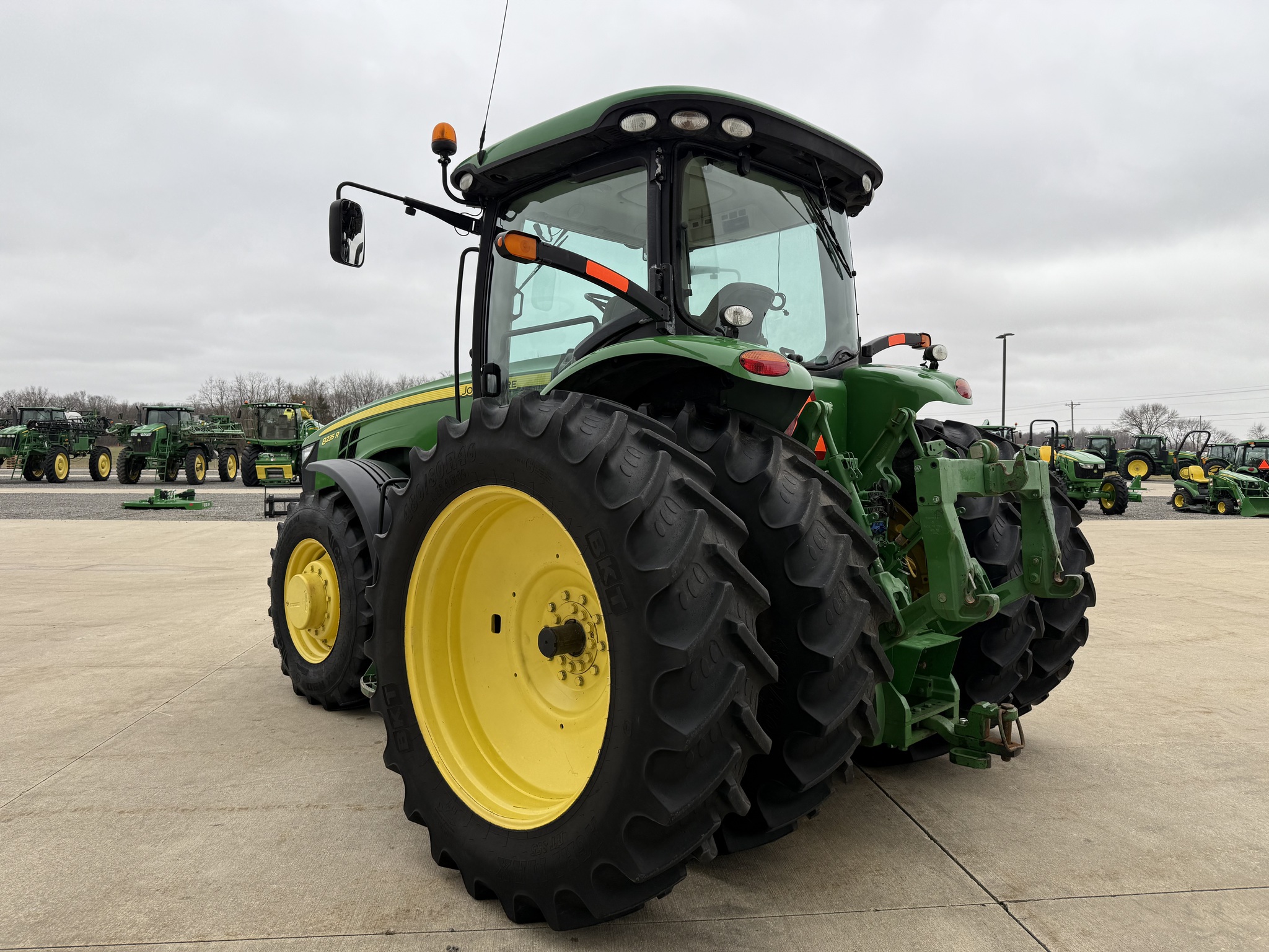 2012 John Deere 8235R Image 5