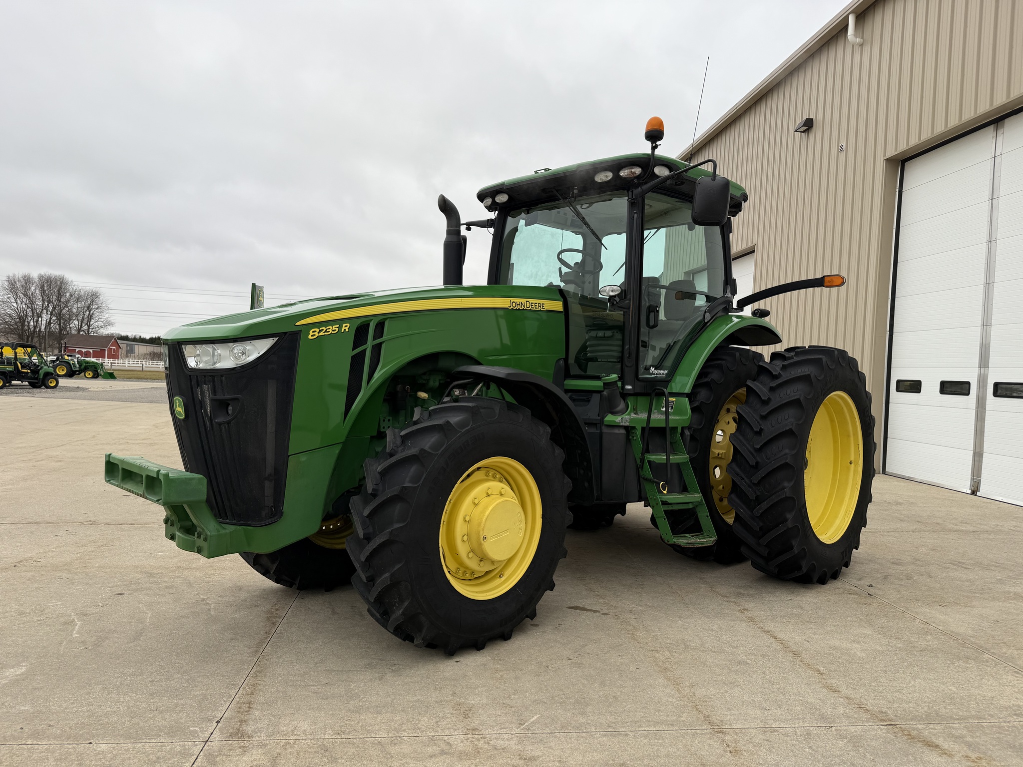 2012 John Deere 8235R Image 7