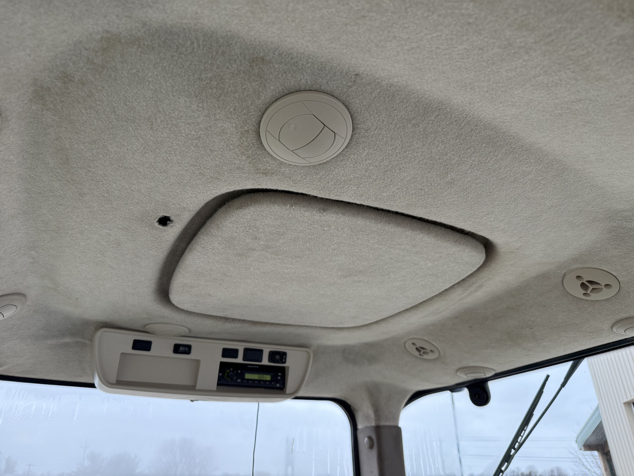 2012 John Deere 8235R Image 11