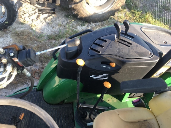 2002 John Deere 5220 Image 9