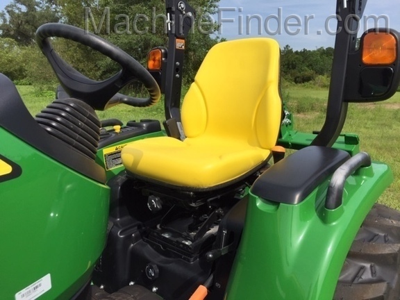 2020 John Deere 3039R Image 6