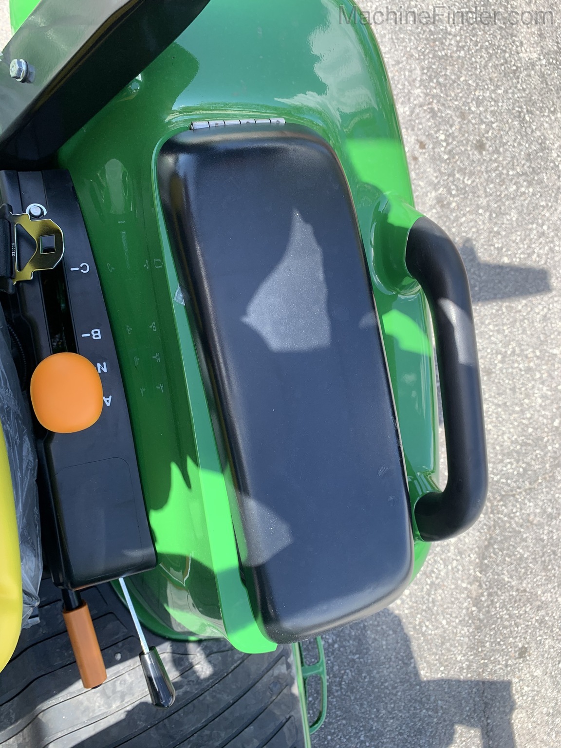 2020 John Deere 3033R Image 9