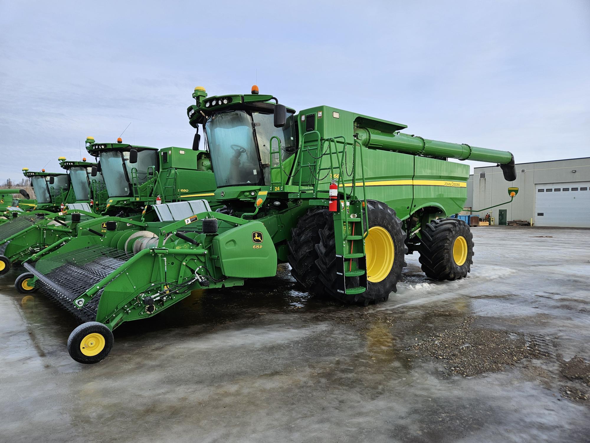 2015 John Deere S680 Image 4