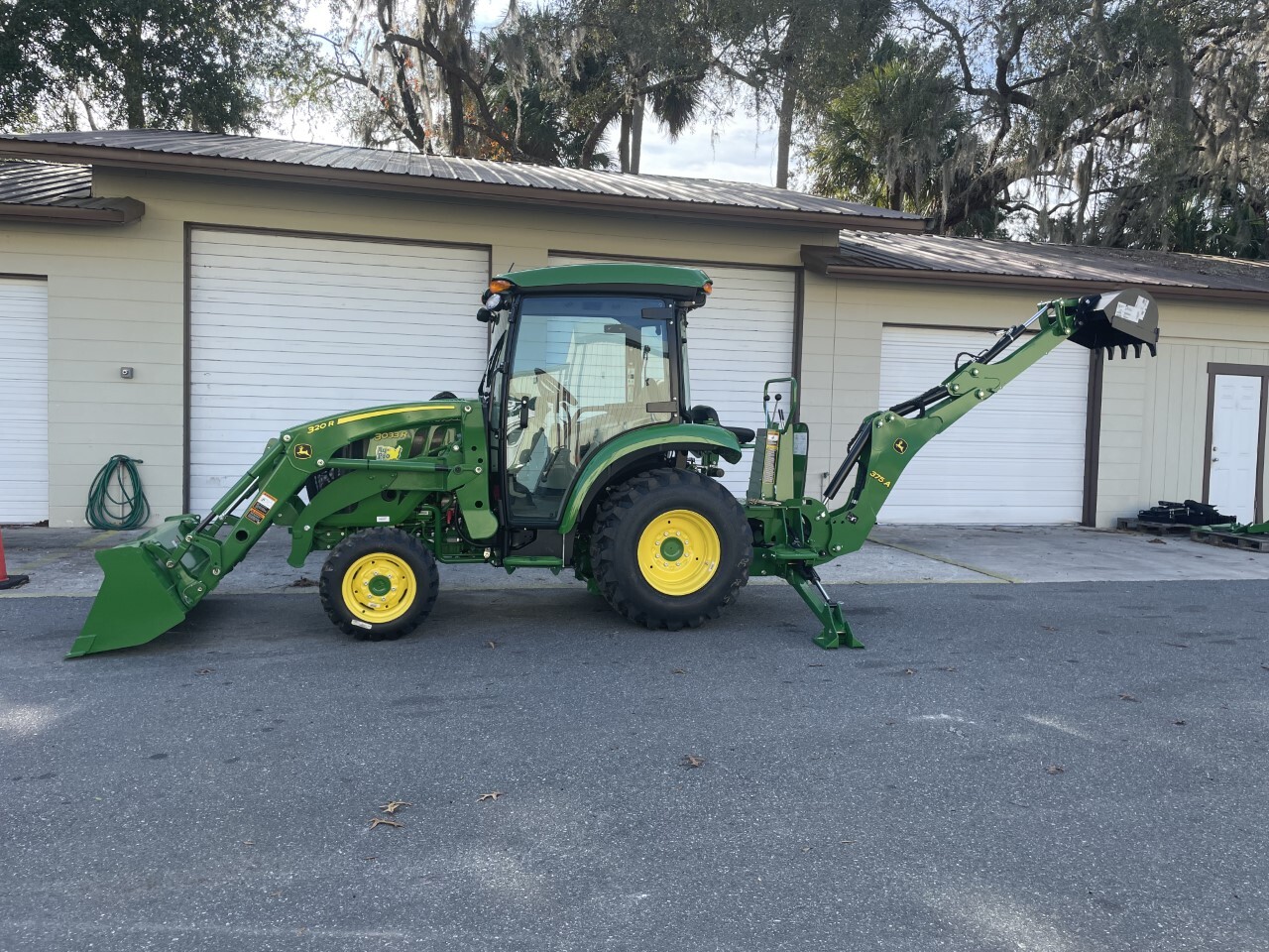 2023 John Deere 3033R Image 8