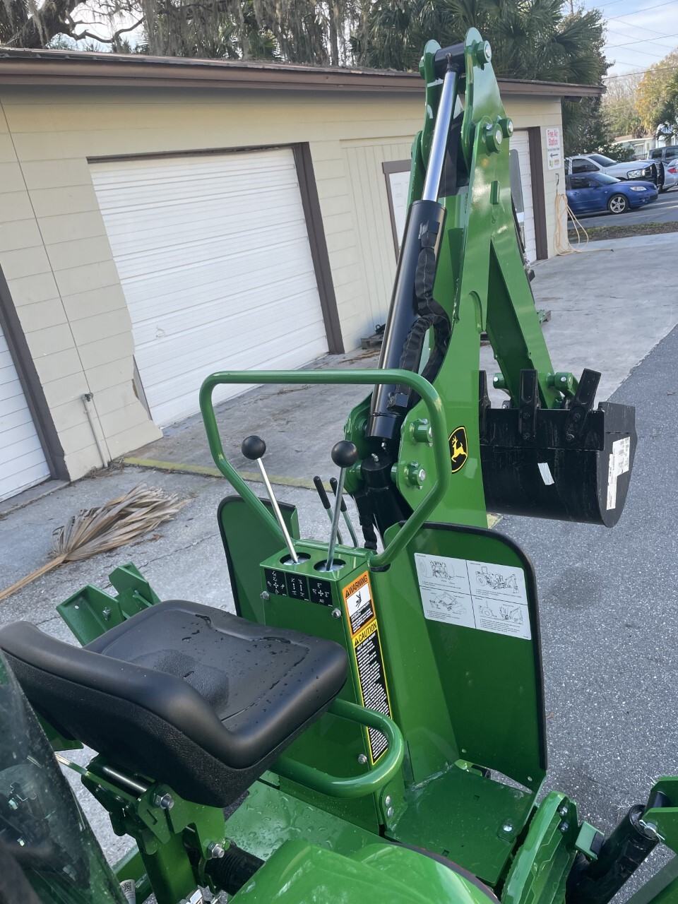 2023 John Deere 3033R Image 9