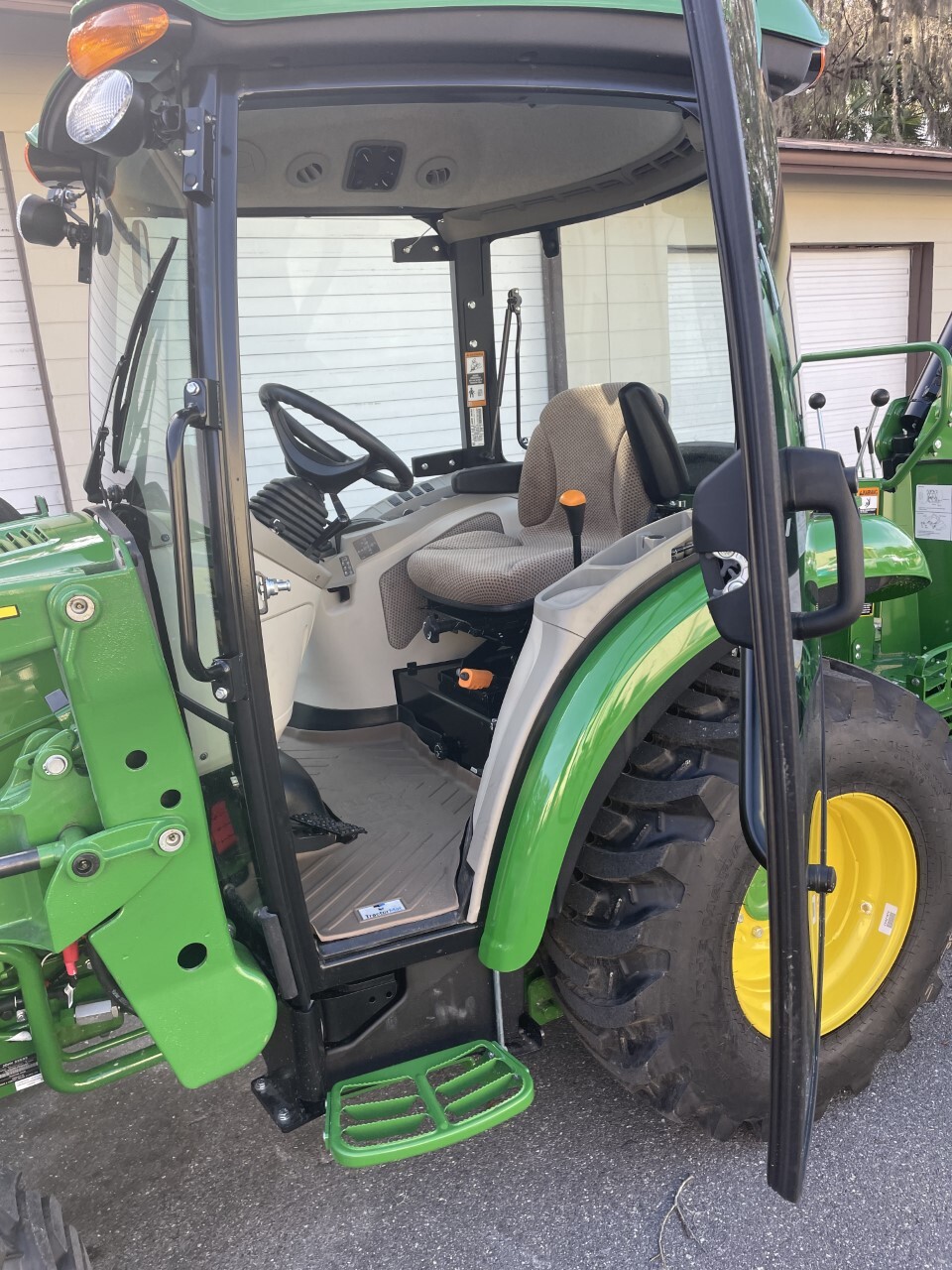 2023 John Deere 3033R Image 10
