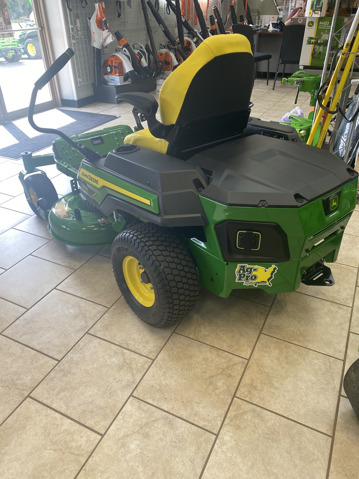 2023 John Deere Z370R Image 4