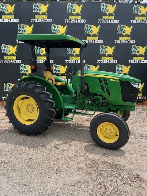2015 John Deere 5045E Image 1