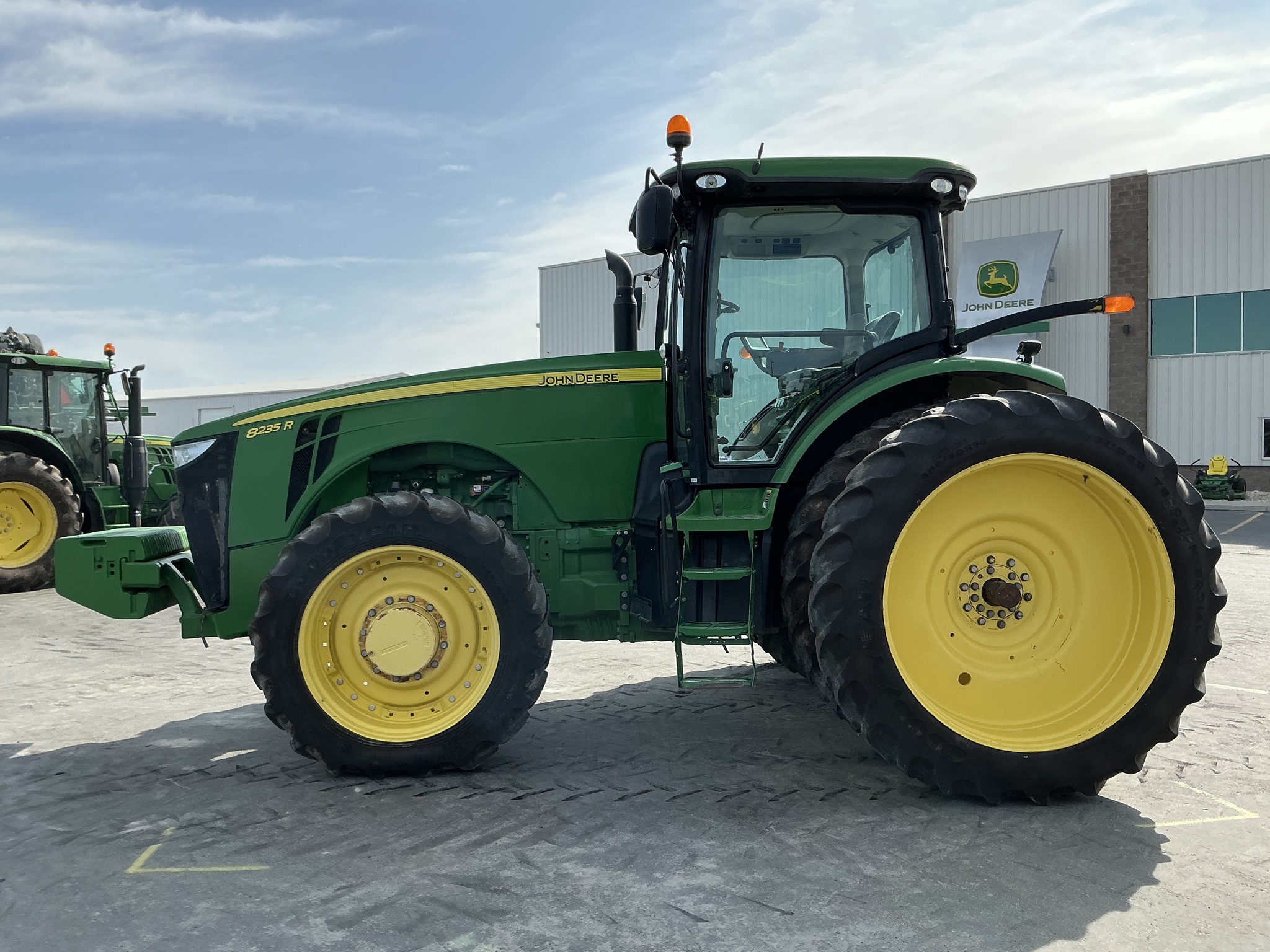 2012 John Deere 8235R Image 2