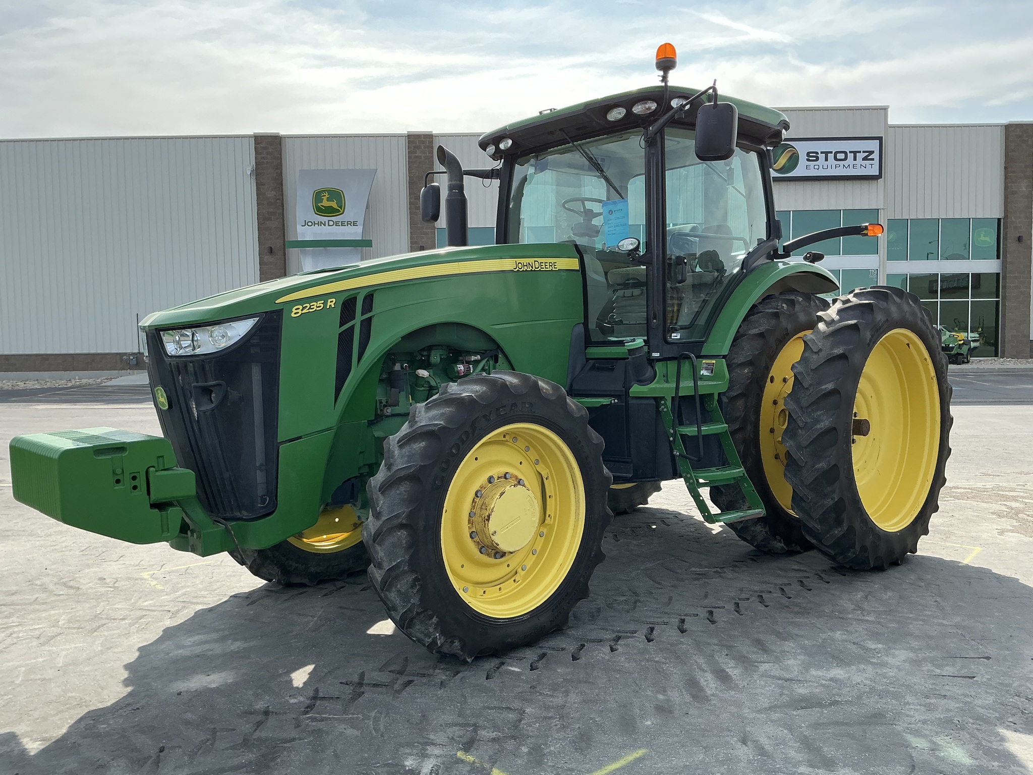 2012 John Deere 8235R Image 1
