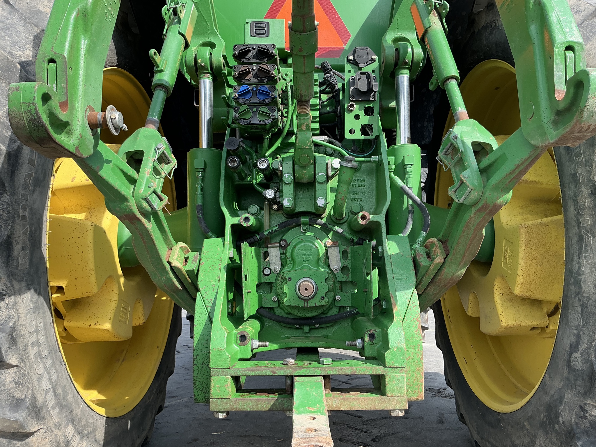 2012 John Deere 8235R Image 13
