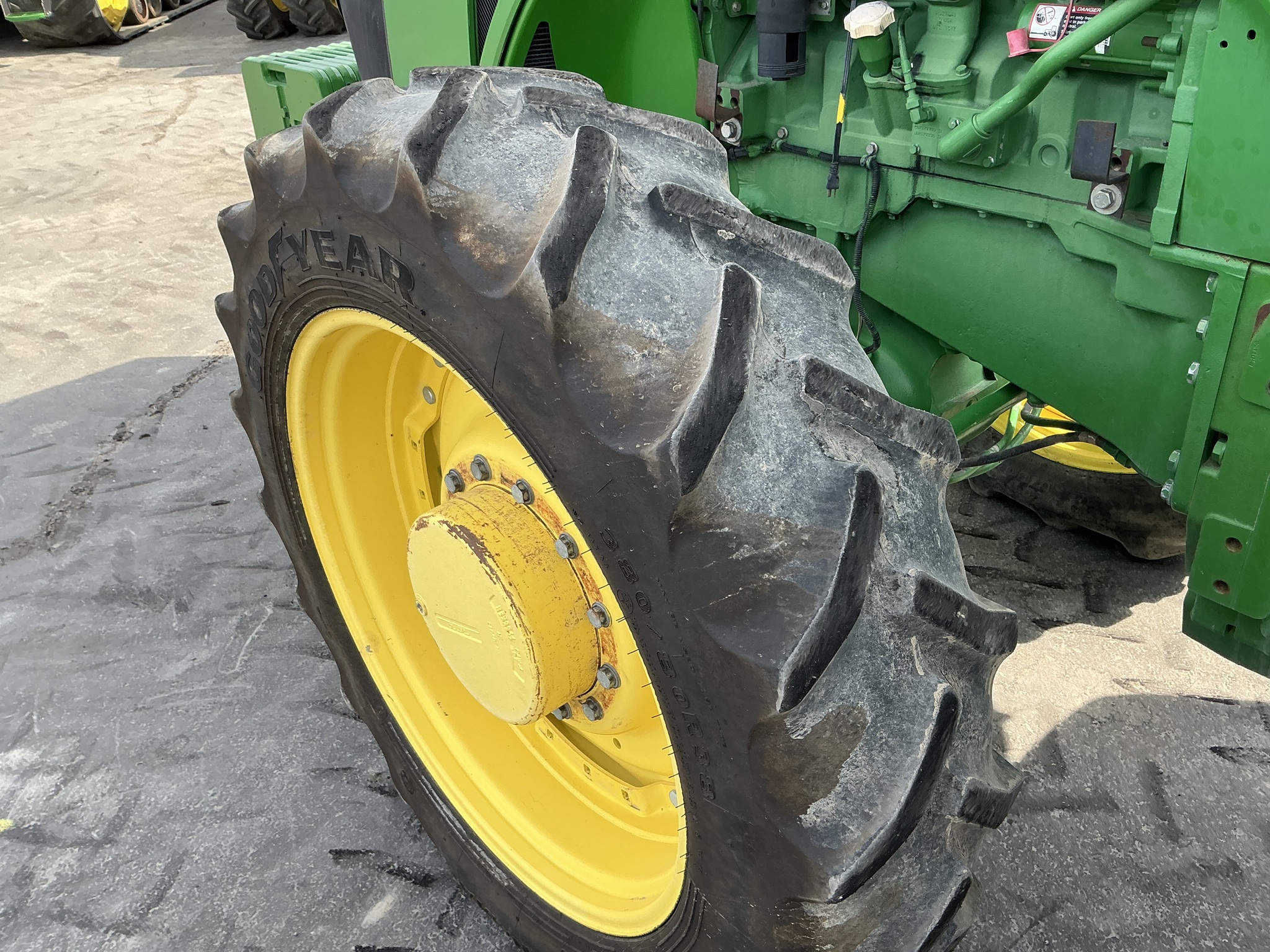 2012 John Deere 8235R Image 23