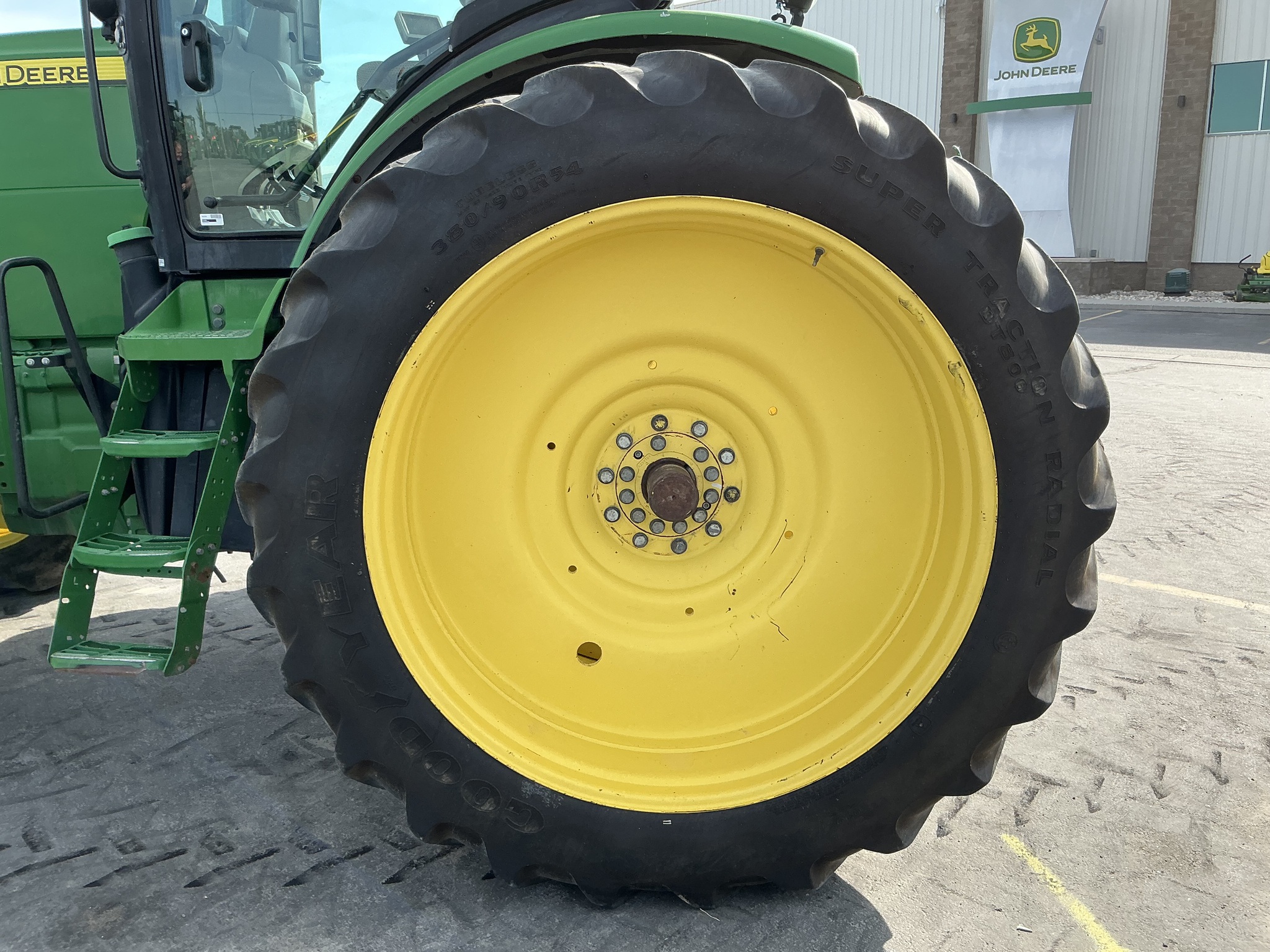 2012 John Deere 8235R Image 17