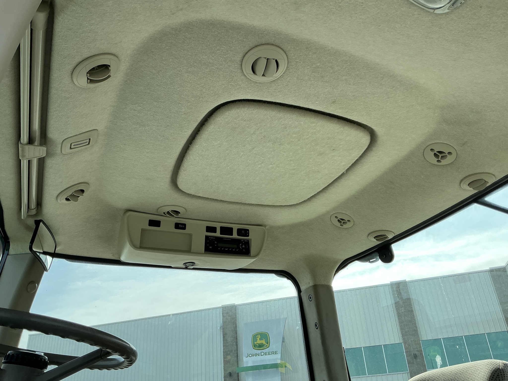 2012 John Deere 8235R Image 24