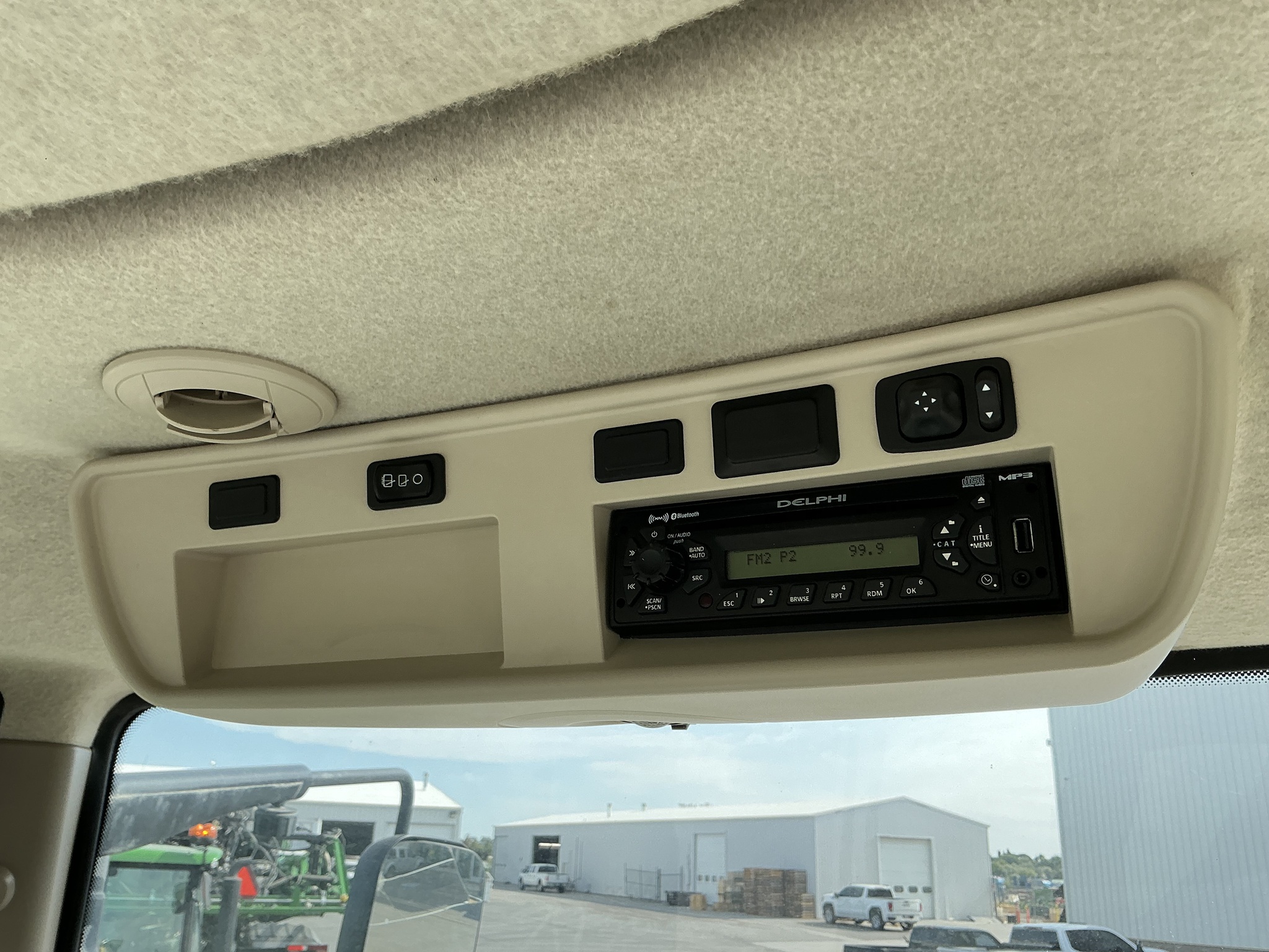 2012 John Deere 8235R Image 19