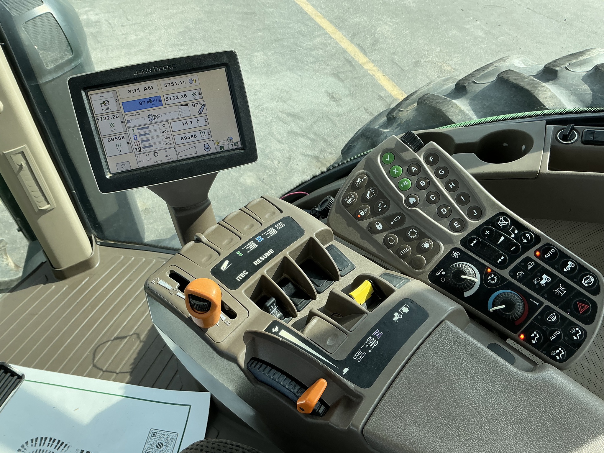 2012 John Deere 8235R Image 16