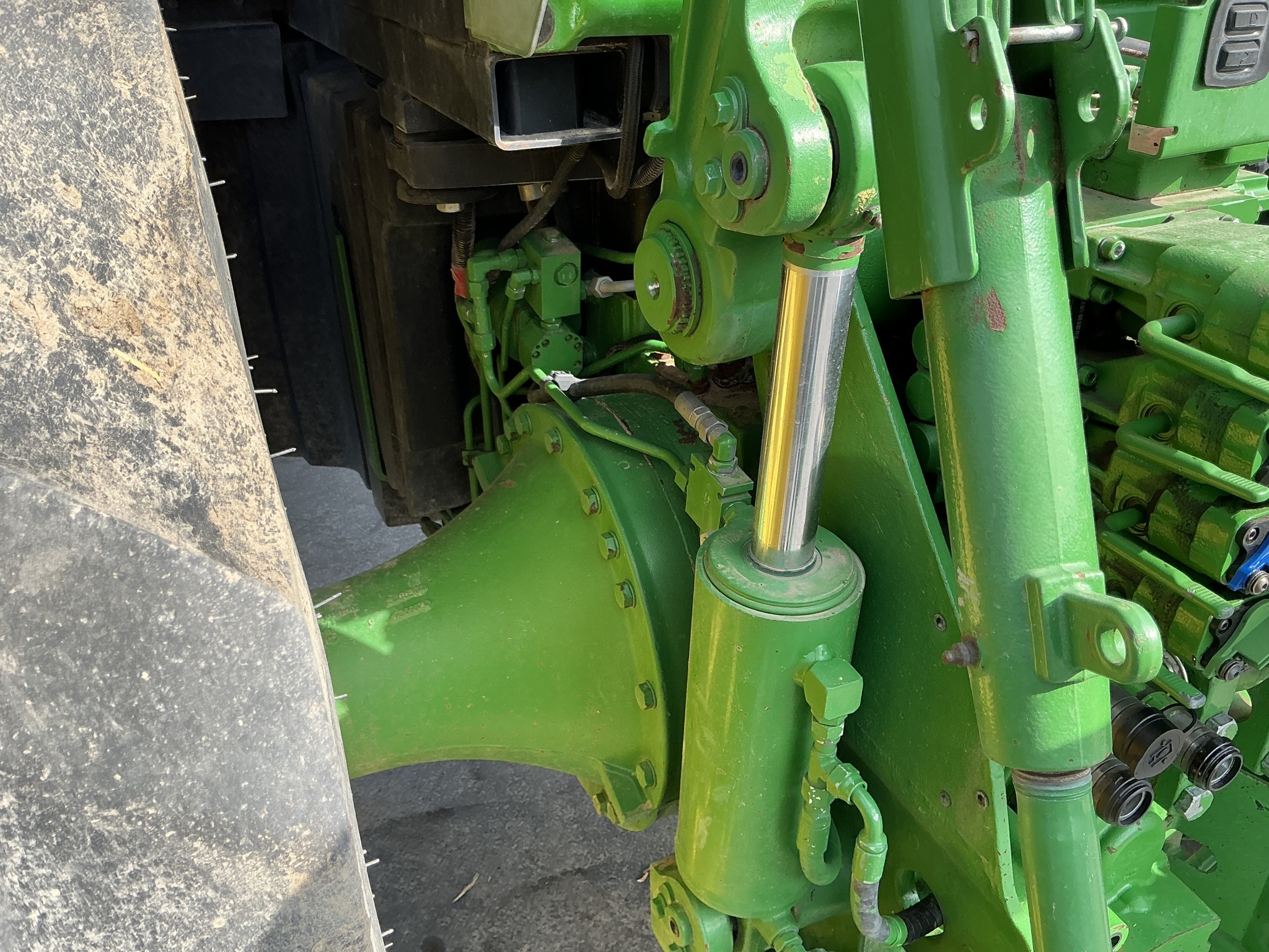 2012 John Deere 8235R Image 11