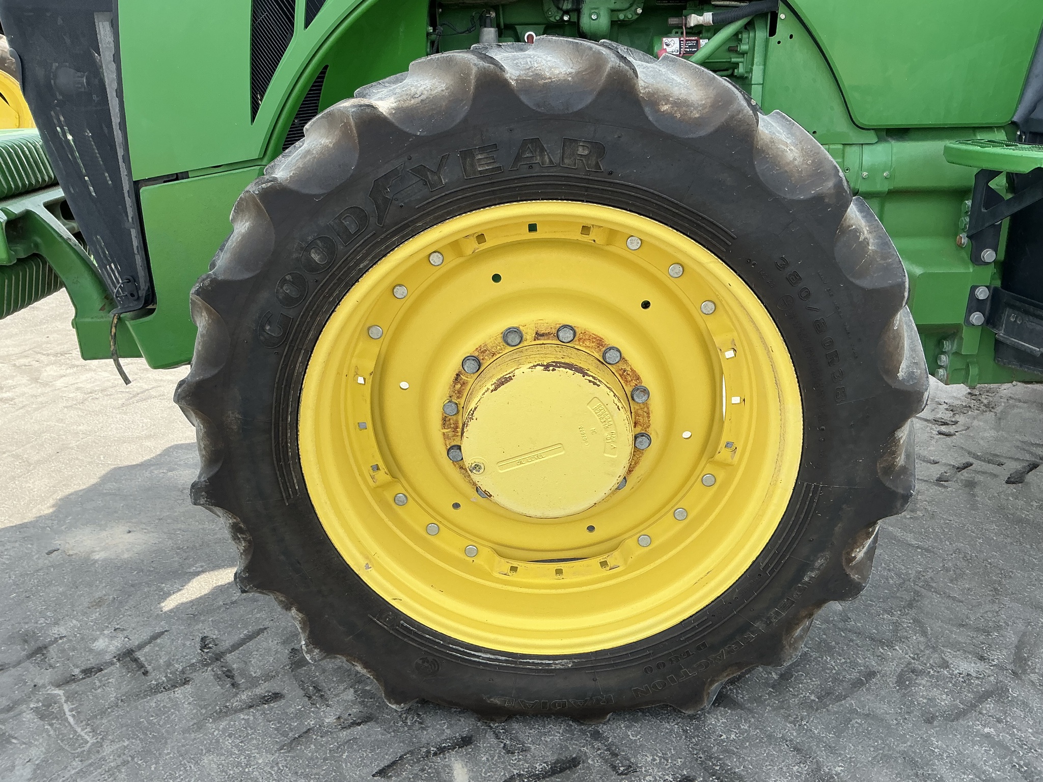 2012 John Deere 8235R Image 20