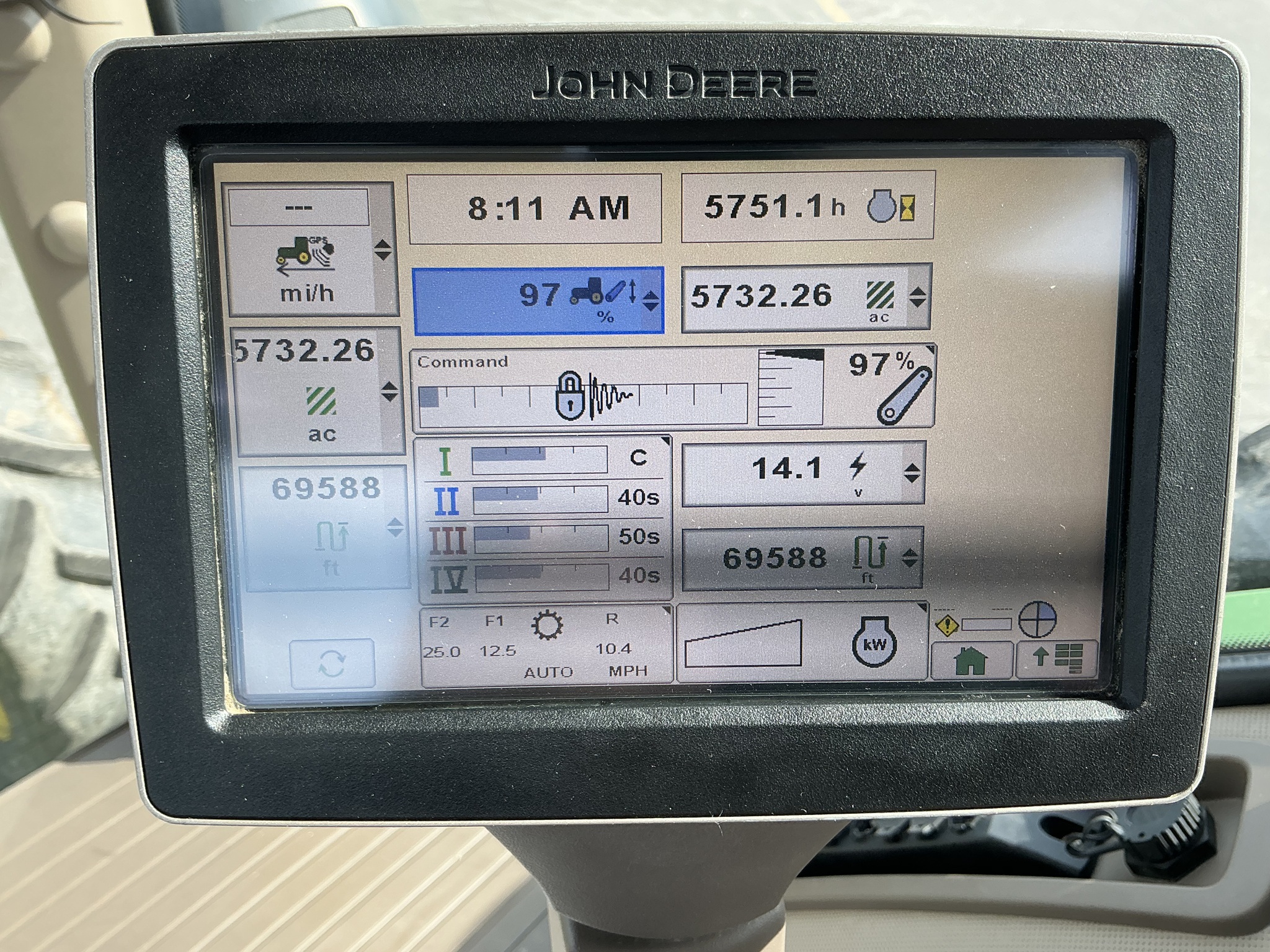 2012 John Deere 8235R Image 22