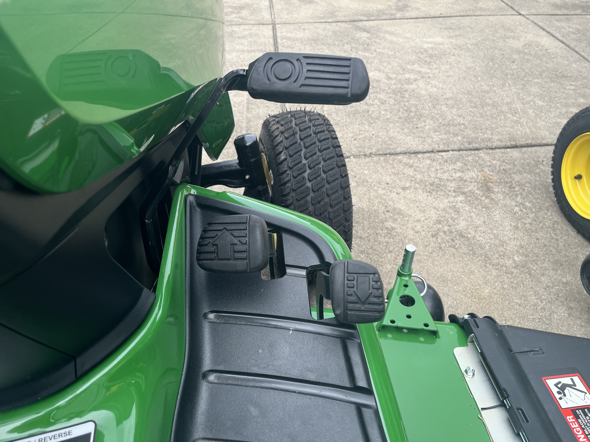 2025 John Deere X580A Image 10
