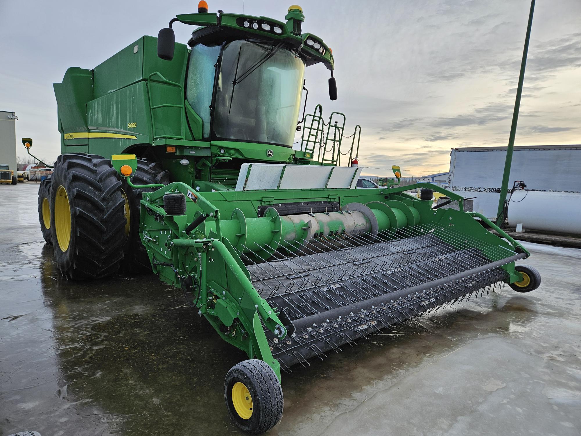 2015 John Deere S680 Image 2