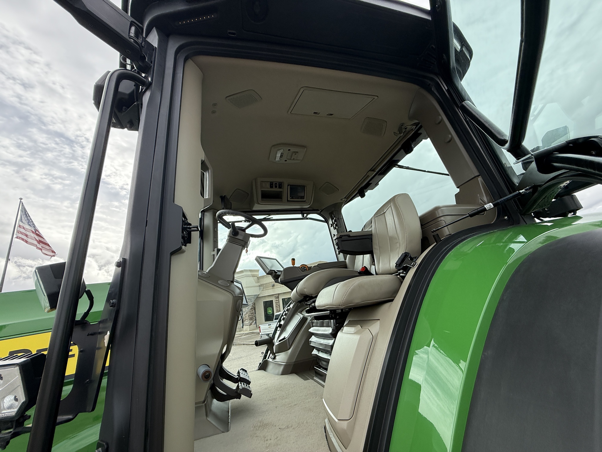 2023 John Deere 8R 310 Image 9