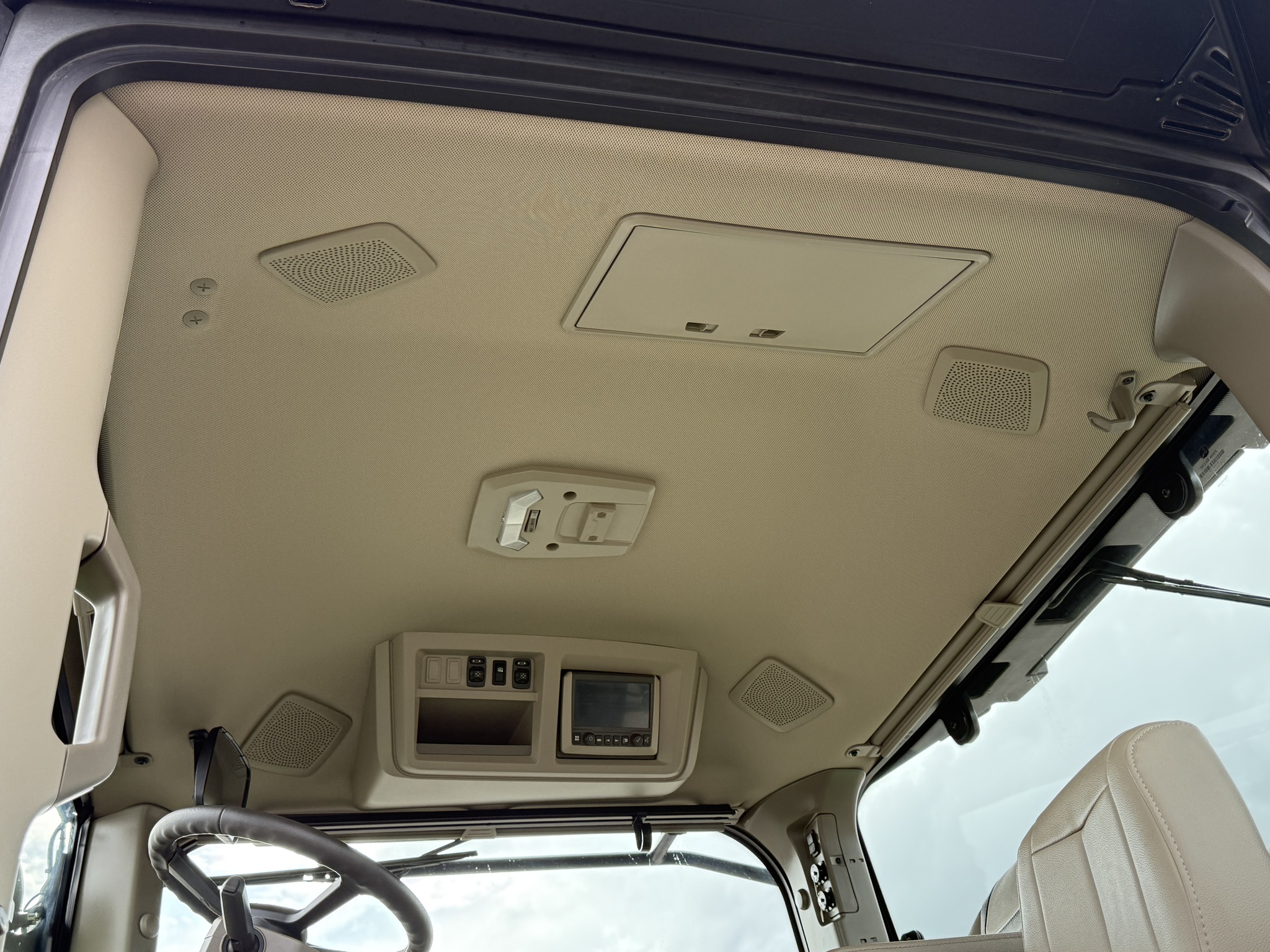 2023 John Deere 8R 310 Image 10