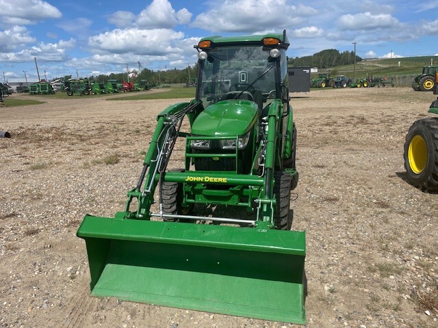 2022 John Deere 3033R Image 3