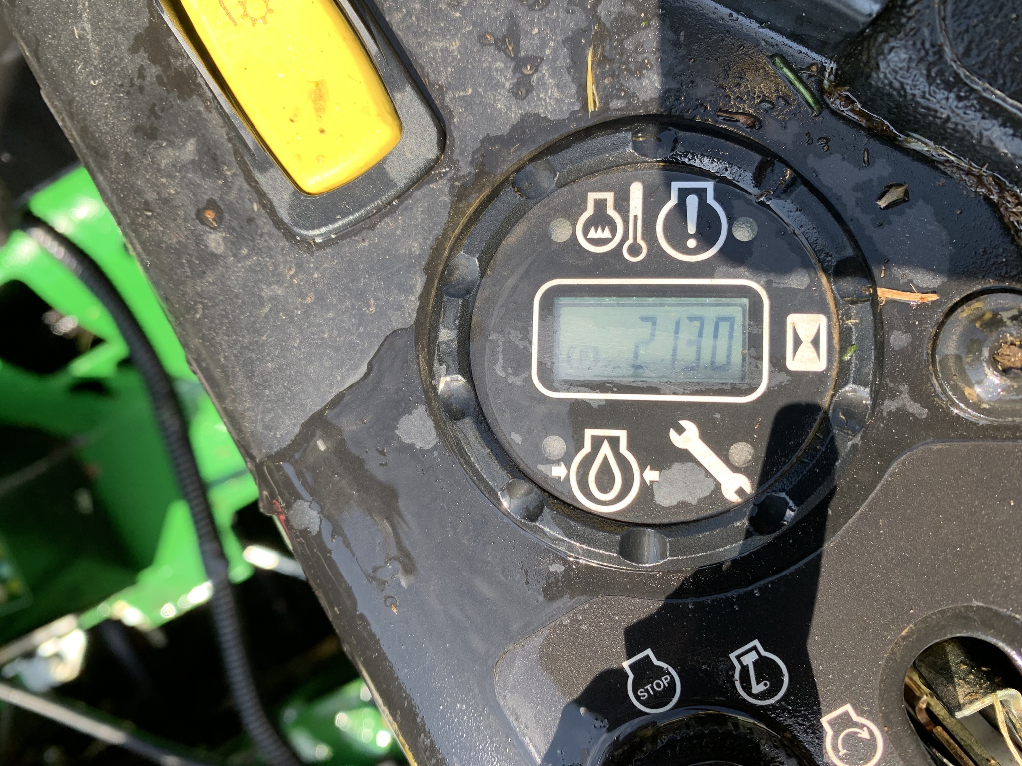 2023 John Deere Z930M Image 16