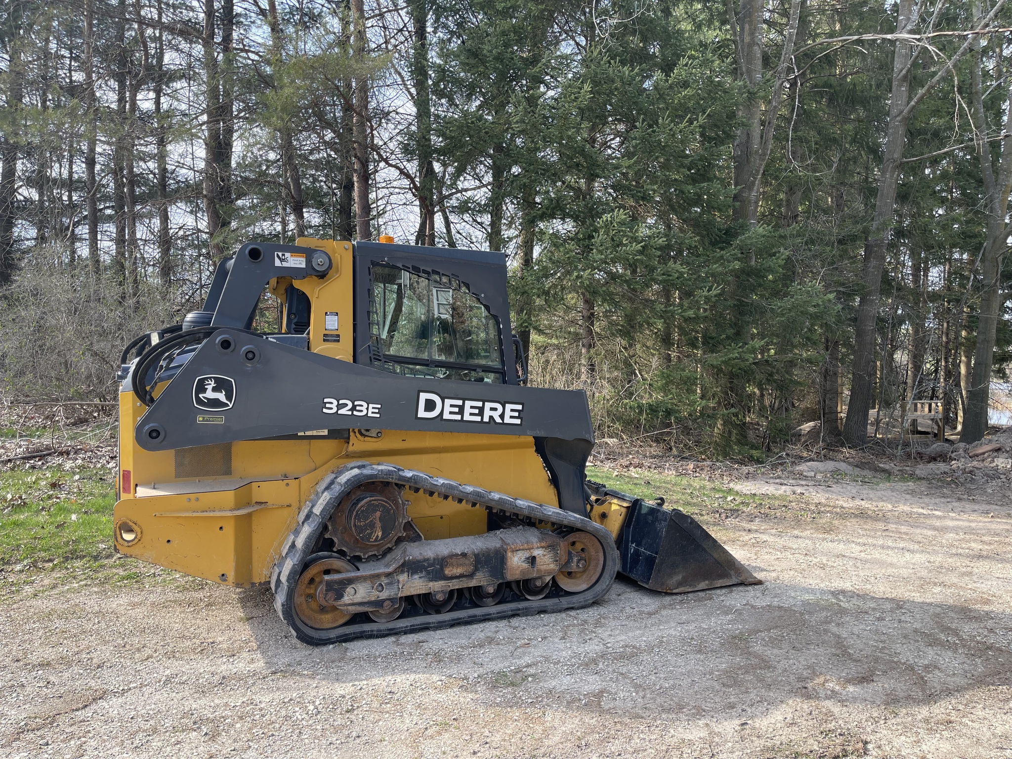 2014 John Deere 323E Image 2