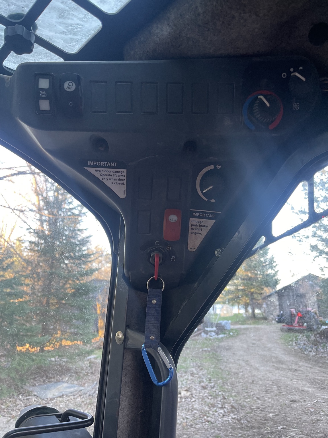 2014 John Deere 323E Image 8