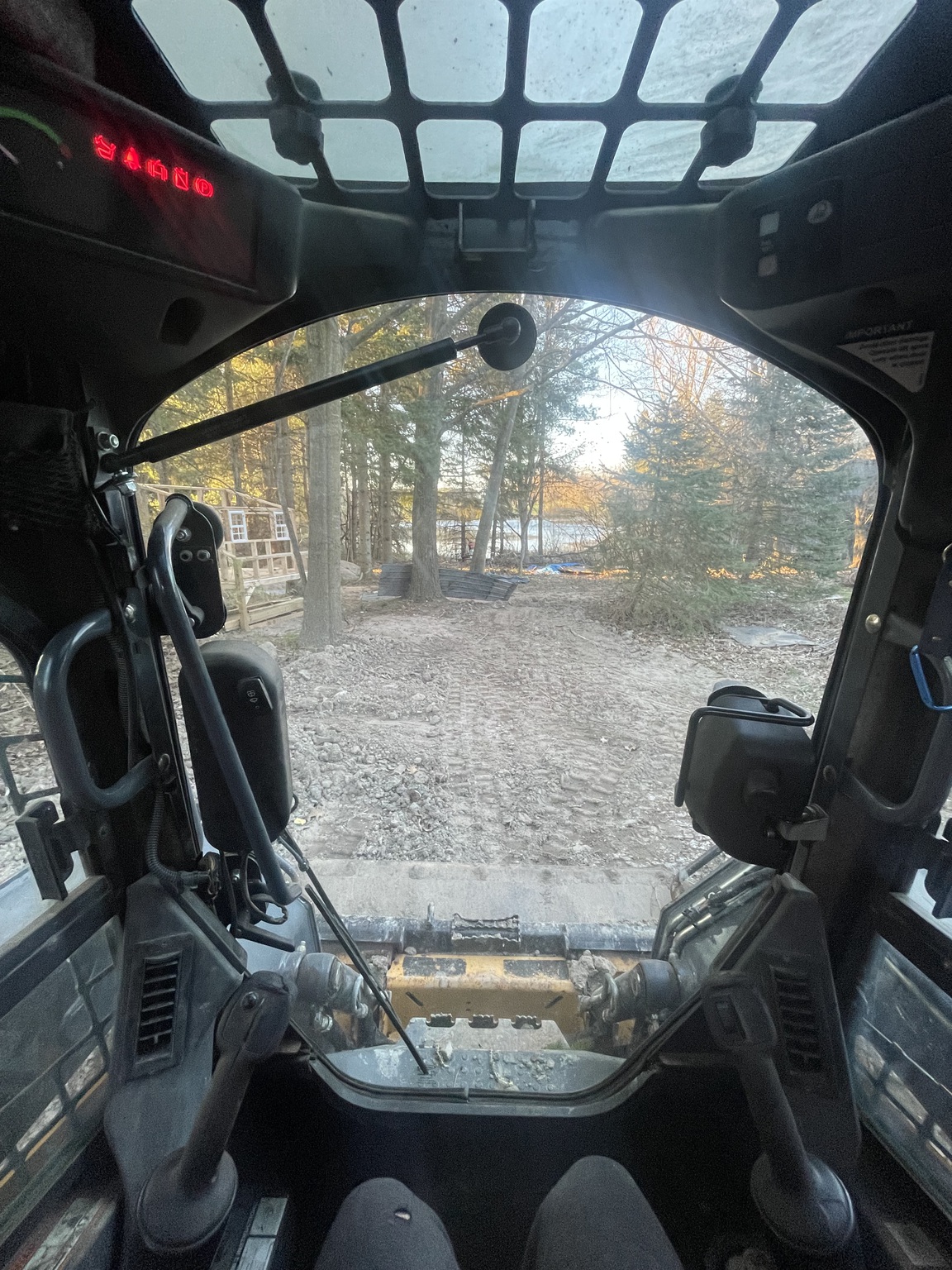 2014 John Deere 323E Image 9