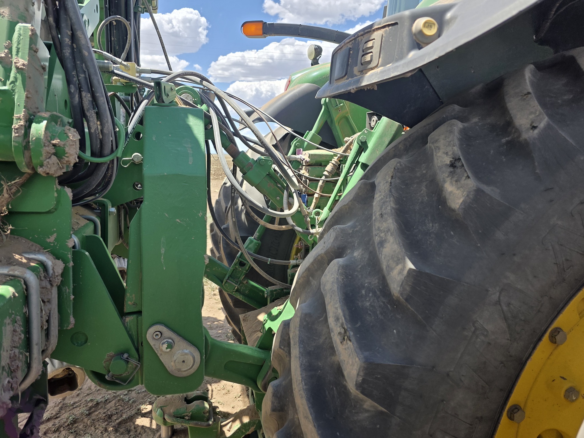 2015 John Deere 8320R Image 14