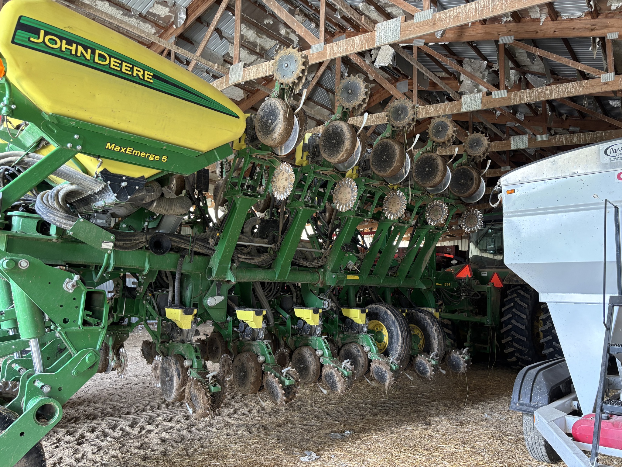 Used 2017 John Deere 1795 Planters: Drawn at Koenig Equipment in Anna, OH - PhotoXL5