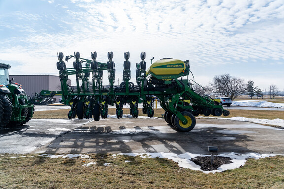 Used 2017 John Deere 1795 Planters: Drawn at Koenig Equipment in Anna, OH - Photo4