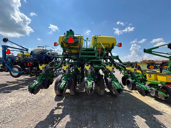 Used 2017 John Deere 1795 Planters: Drawn at Koenig Equipment in Anna, OH - Photo1