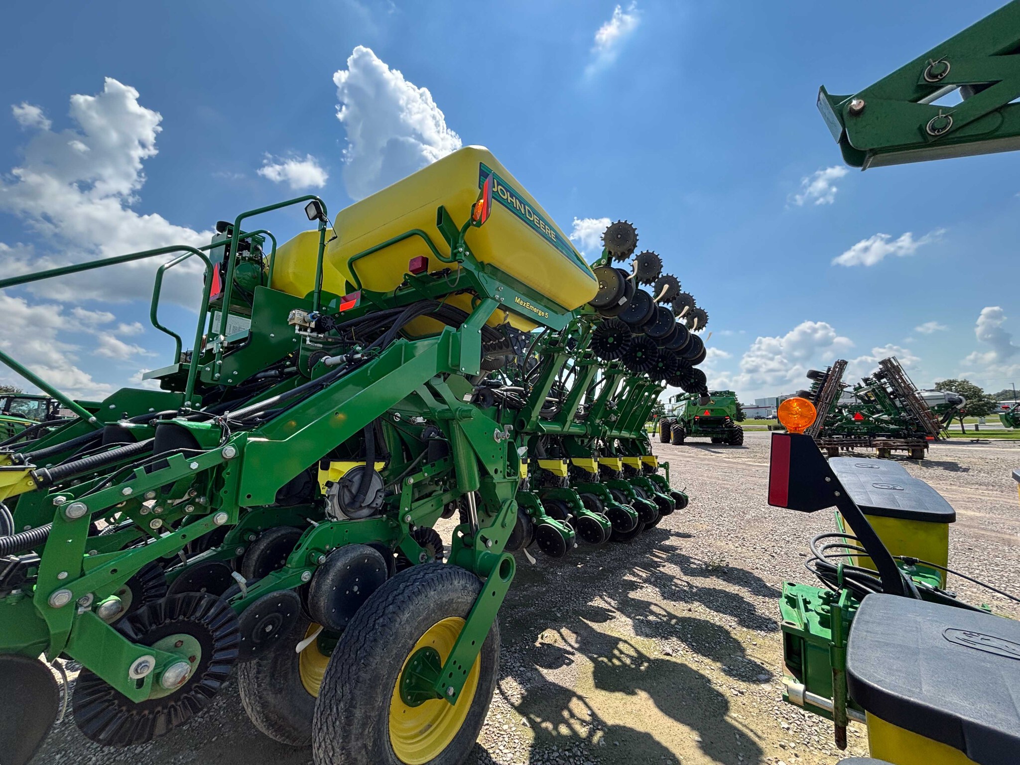 Used 2017 John Deere 1795 Planters: Drawn at Koenig Equipment in Anna, OH - PhotoXL2