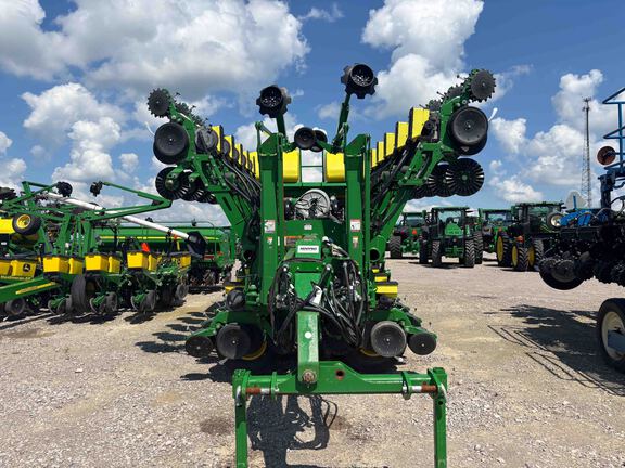 Used 2017 John Deere 1795 Planters: Drawn at Koenig Equipment in Anna, OH - Photo6