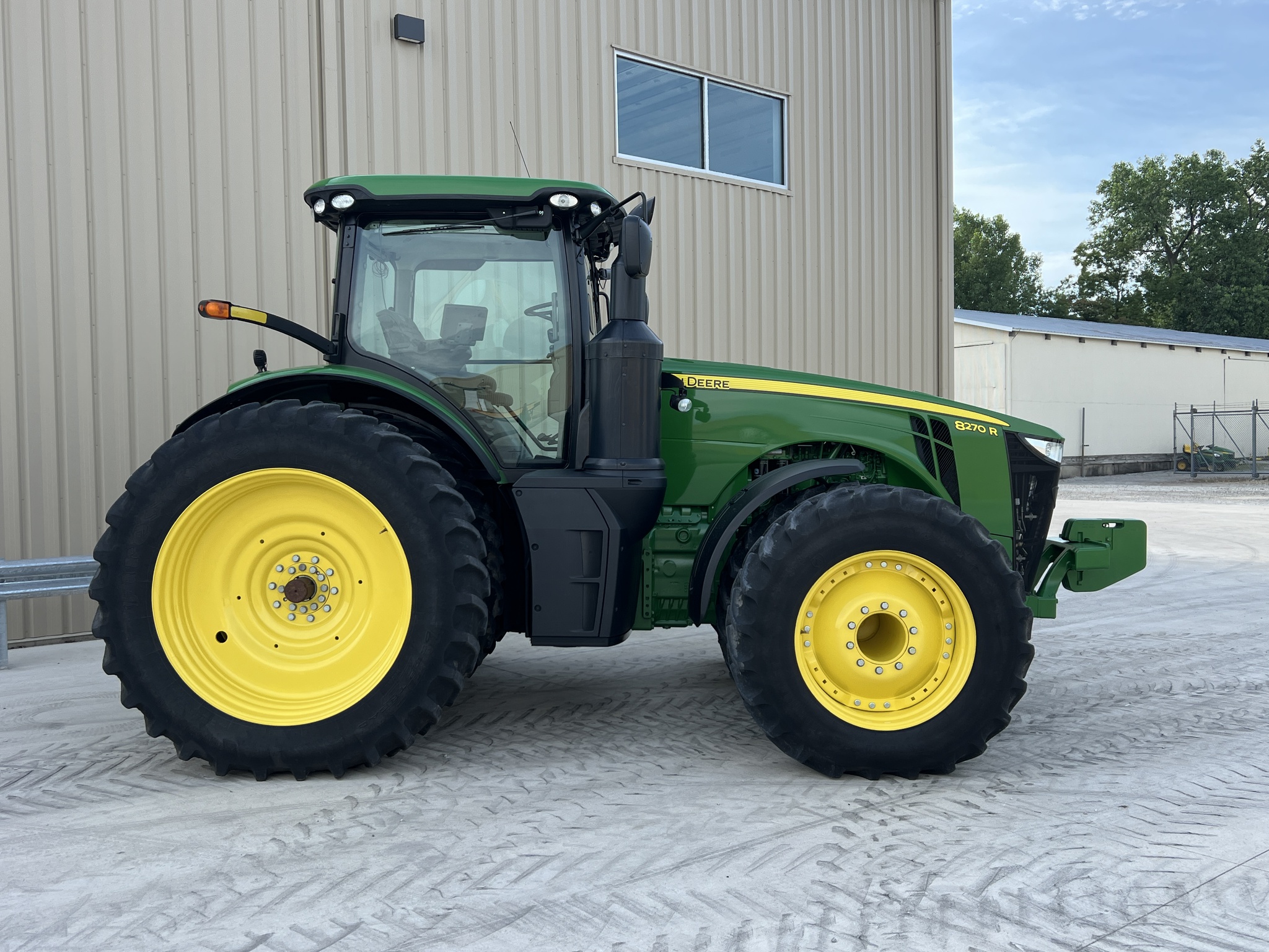 2015 John Deere 8270R Image 2