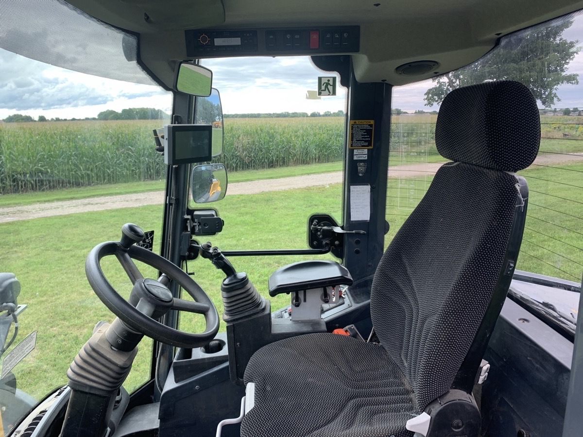 2021 John Deere 344L Image 9