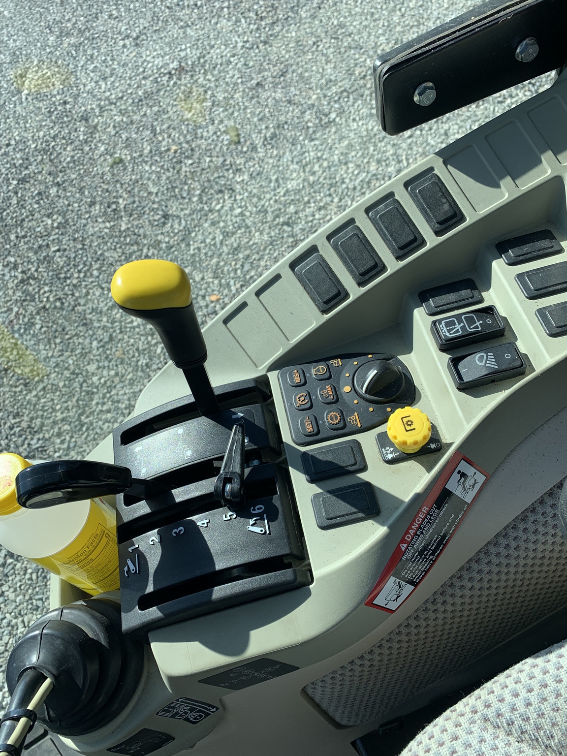 2017 John Deere 3046R Image 8