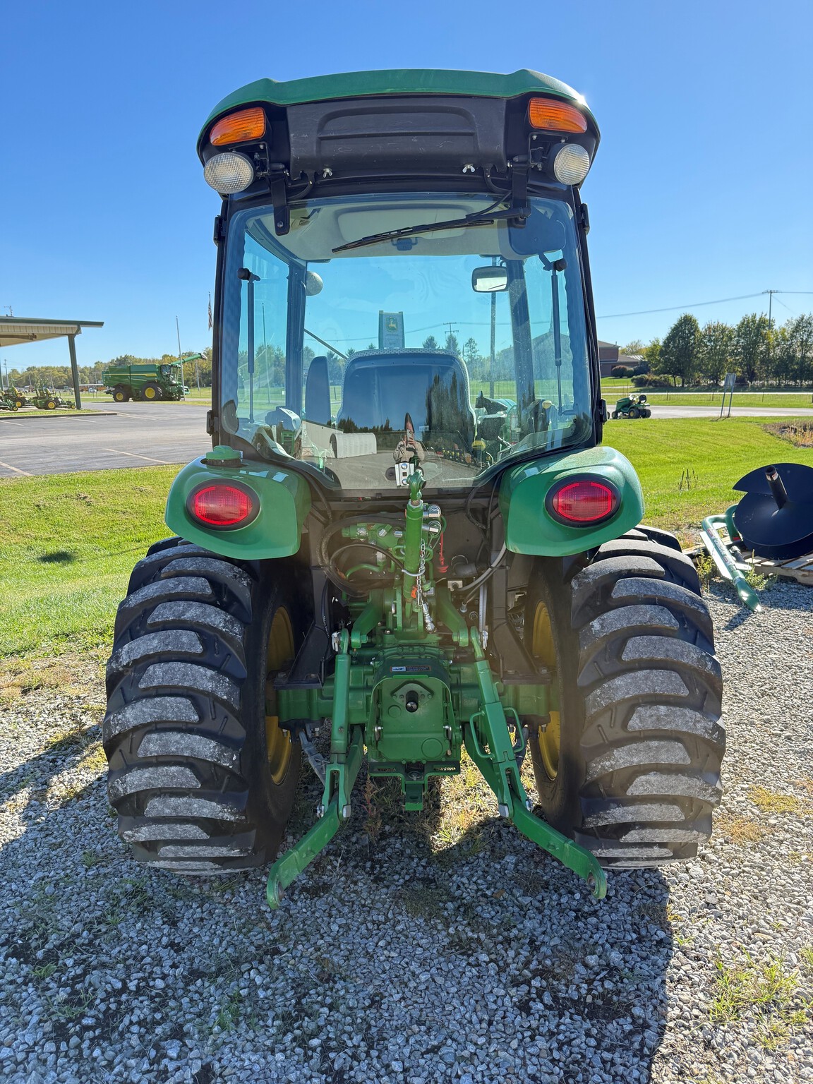 2017 John Deere 3046R Image 3
