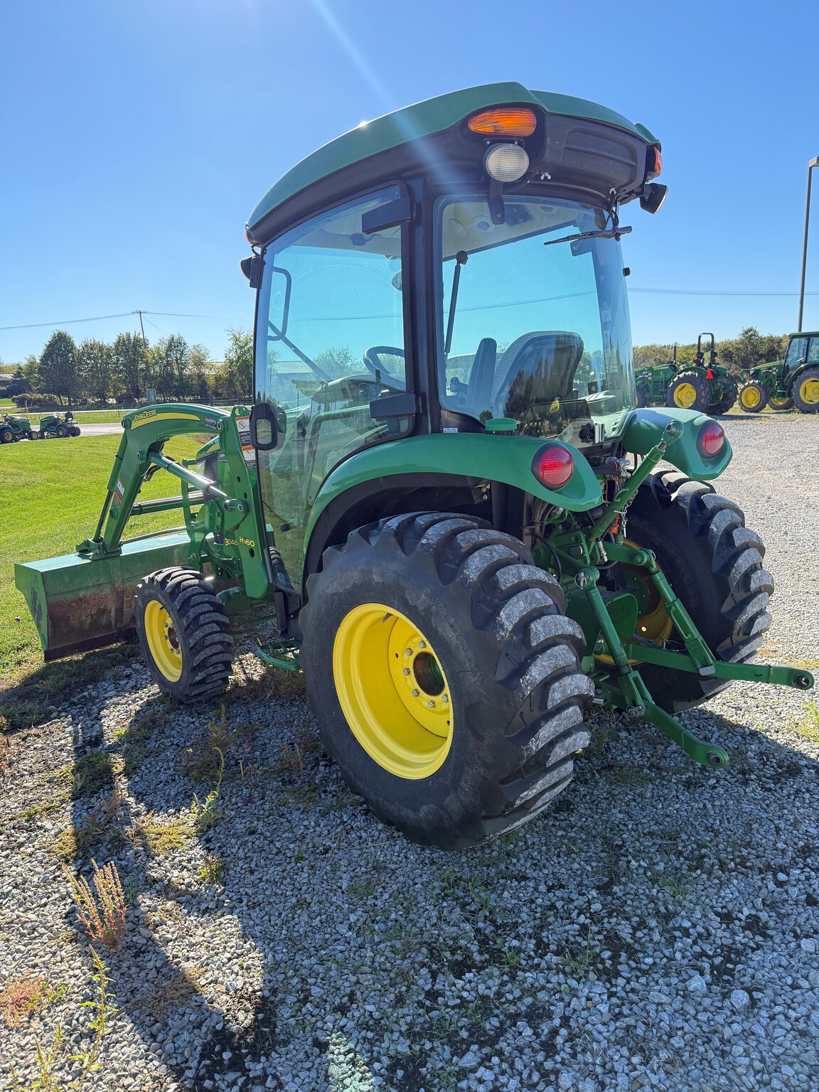 2017 John Deere 3046R Image 2