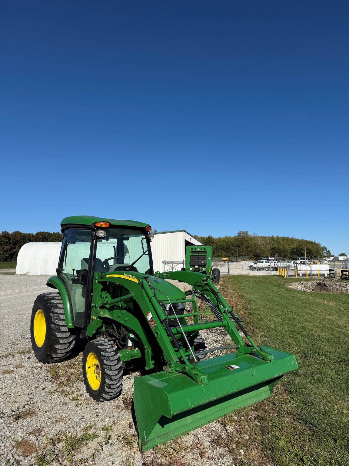 2017 John Deere 3046R Image 5