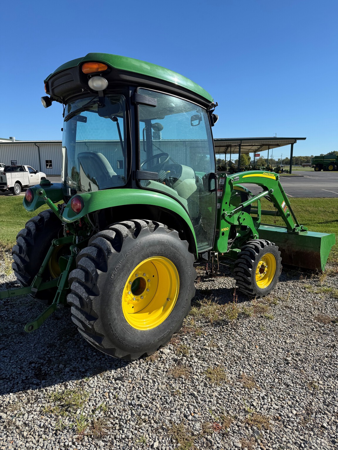 2017 John Deere 3046R Image 4
