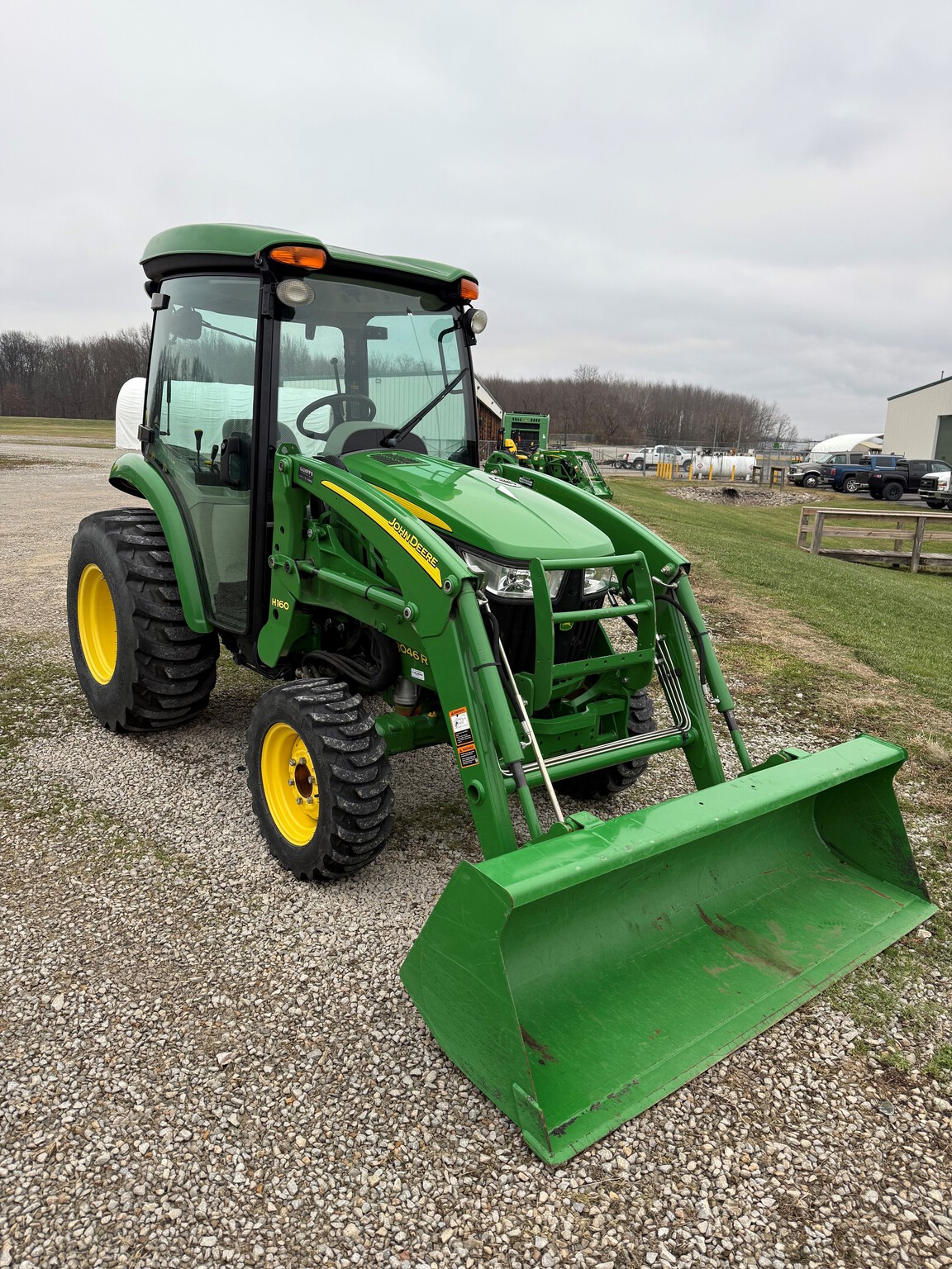 2017 John Deere 3046R Image 5