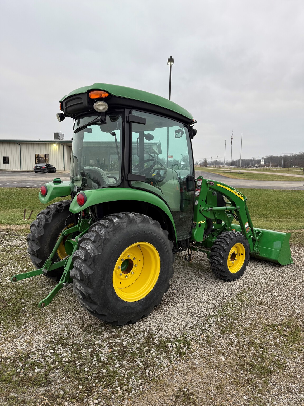 2017 John Deere 3046R Image 4