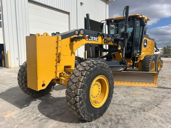 Photo of a 2024 John Deere 772G